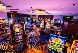 မြန်မာဘောလုံးပွဲ Live Betting odds ကြည့်ရှုနေသည့် မြင်ကွင်း